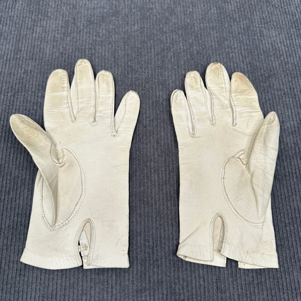 Vintage White Leather Gloves with Bow Detail Short Wrist Length‎ Mid-Century